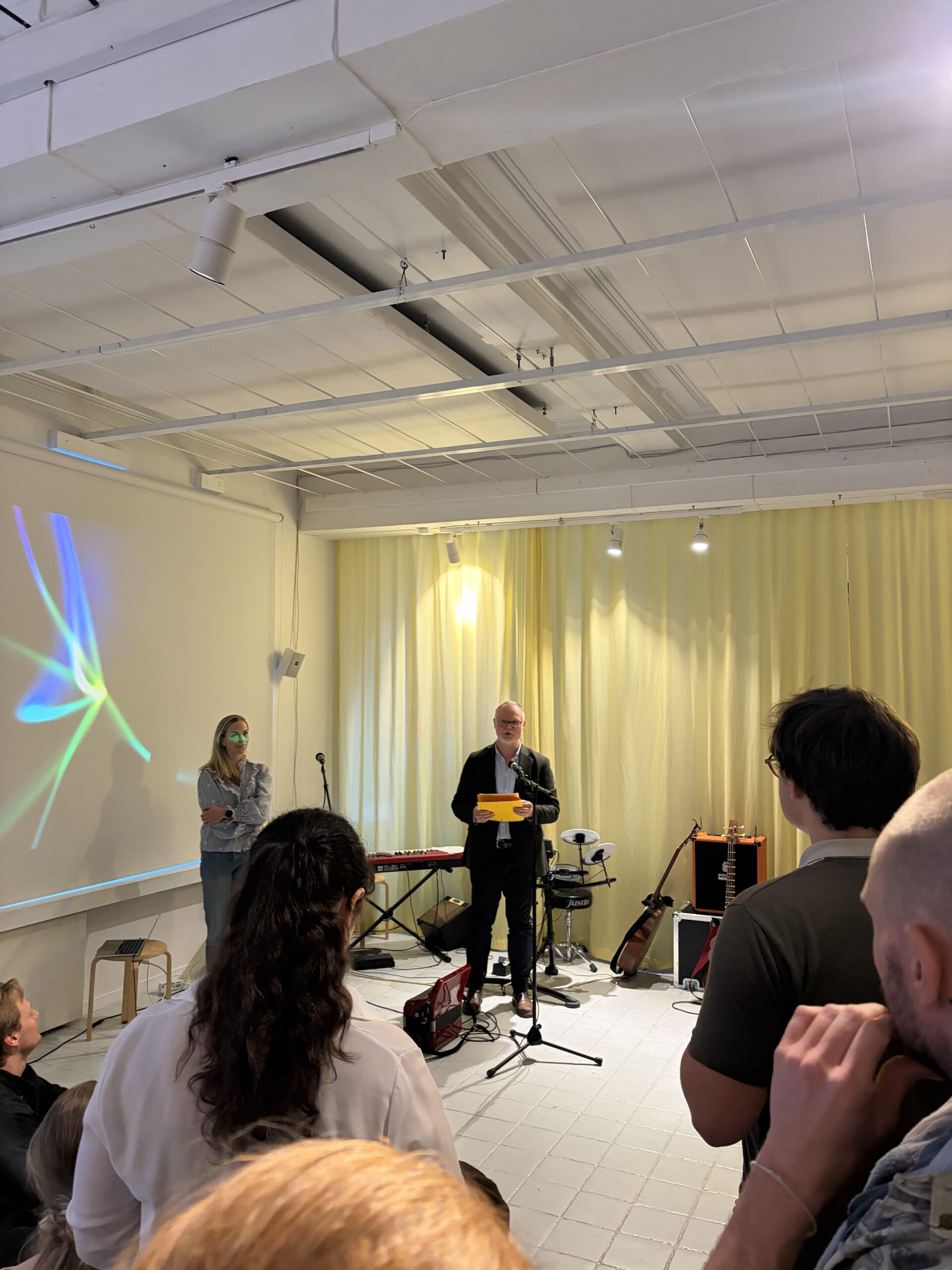 Heidi Mogstad og Bjørn Enge Bertelsen presenterer årets artikkel i NAT og årets studentessay.