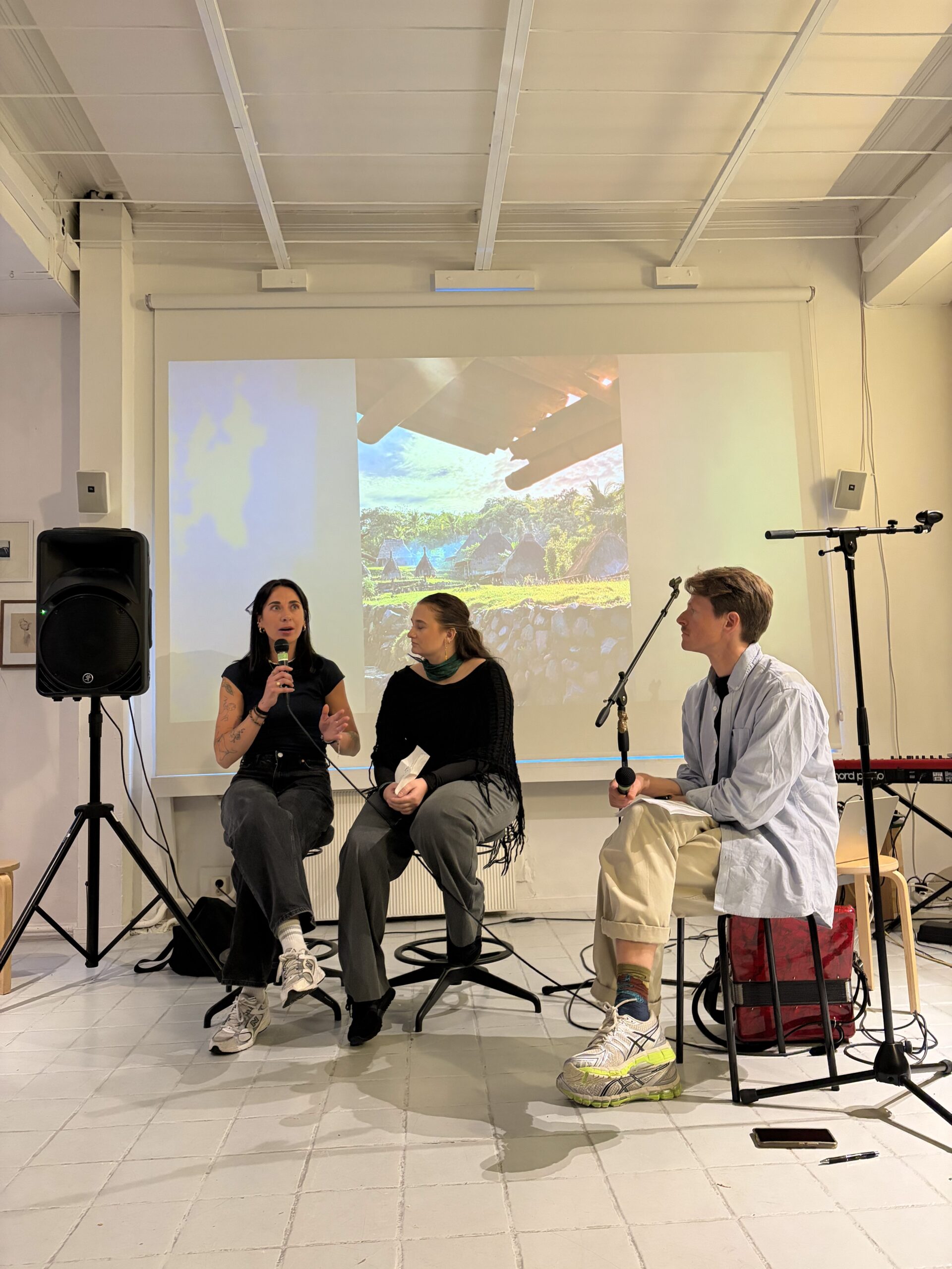 Mottakere av feltarbeidstipend presenterer arbeidet sitt. F.v: Malene Bjorøy, Naomi Ellinor Kvalstad-Lurås og Tom Bratrud.